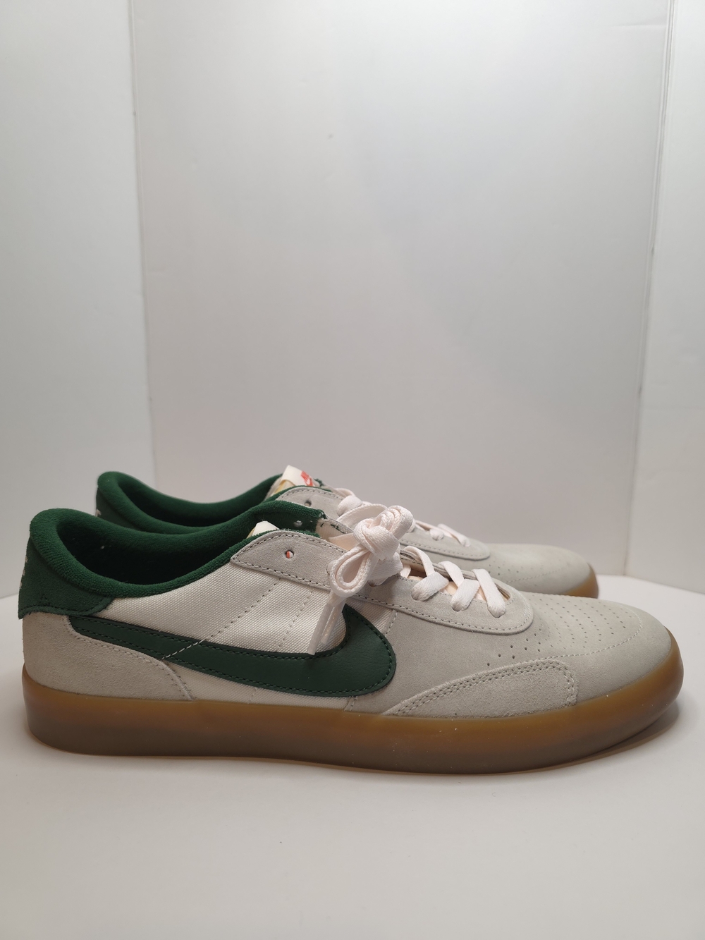 Nike SB Heritage Vulc skate shoes in a "Sail/Gorge Green" Size 10M.